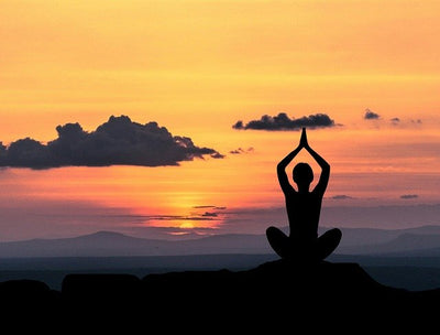SURYA NAMASKARA: CUM SE EXECUTĂ ȘI DE CE SALUTUL SOARELUI ESTE BENEFIC PENTRU SĂNĂTATE
